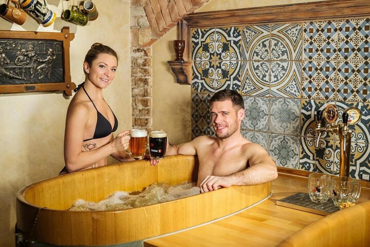 mees ja naine istuvad õllega vannis