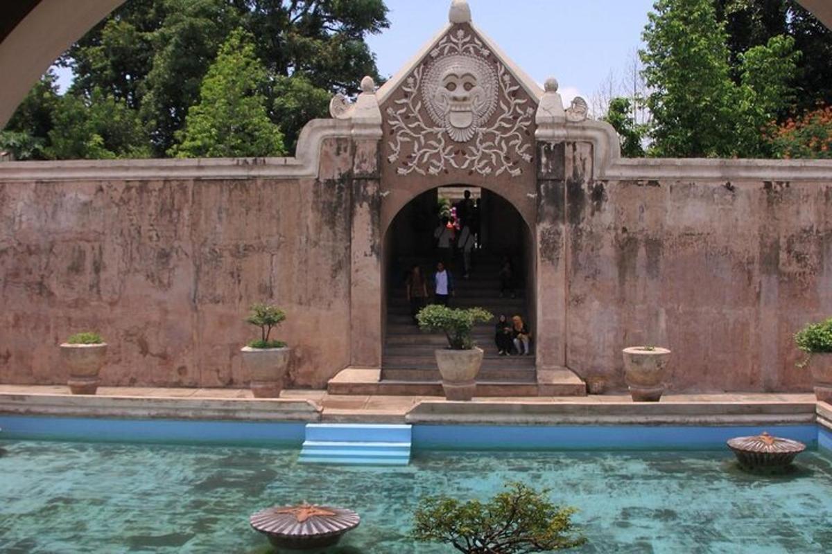 uma fonte em uma parede com uma piscina de água