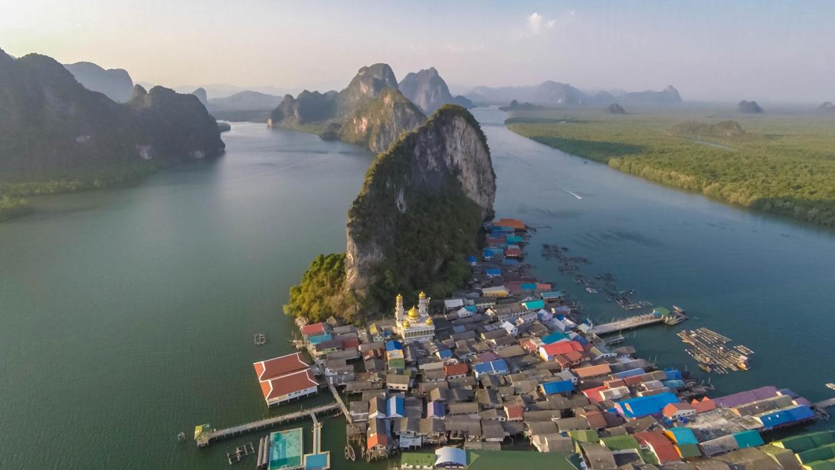 pemandangan udara pulau di sungai dengan gunung