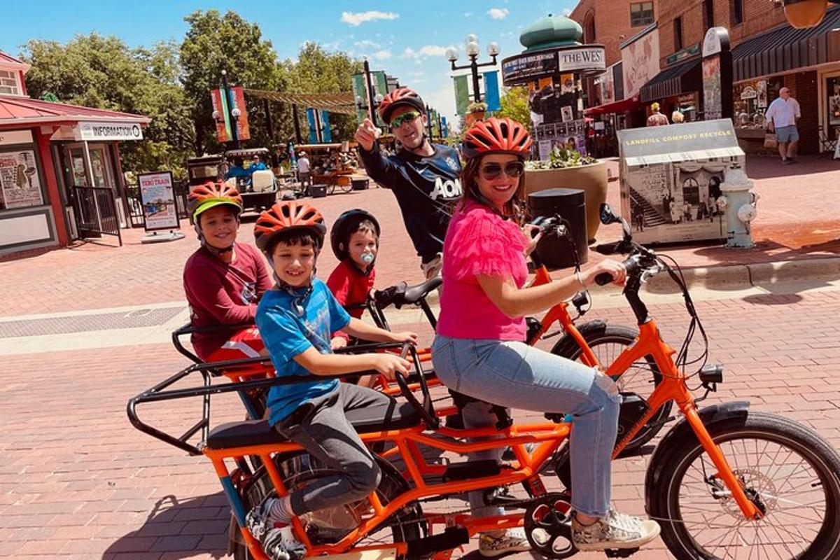 Un grupo de personas con cascos en una bicicleta.