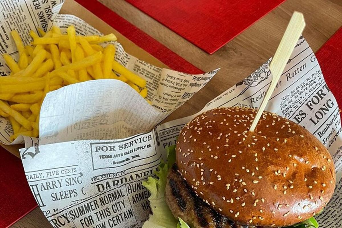 um hambúrguer e batatas fritas em uma mesa