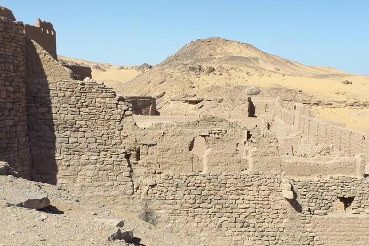 uma pessoa em pé em um muro no deserto