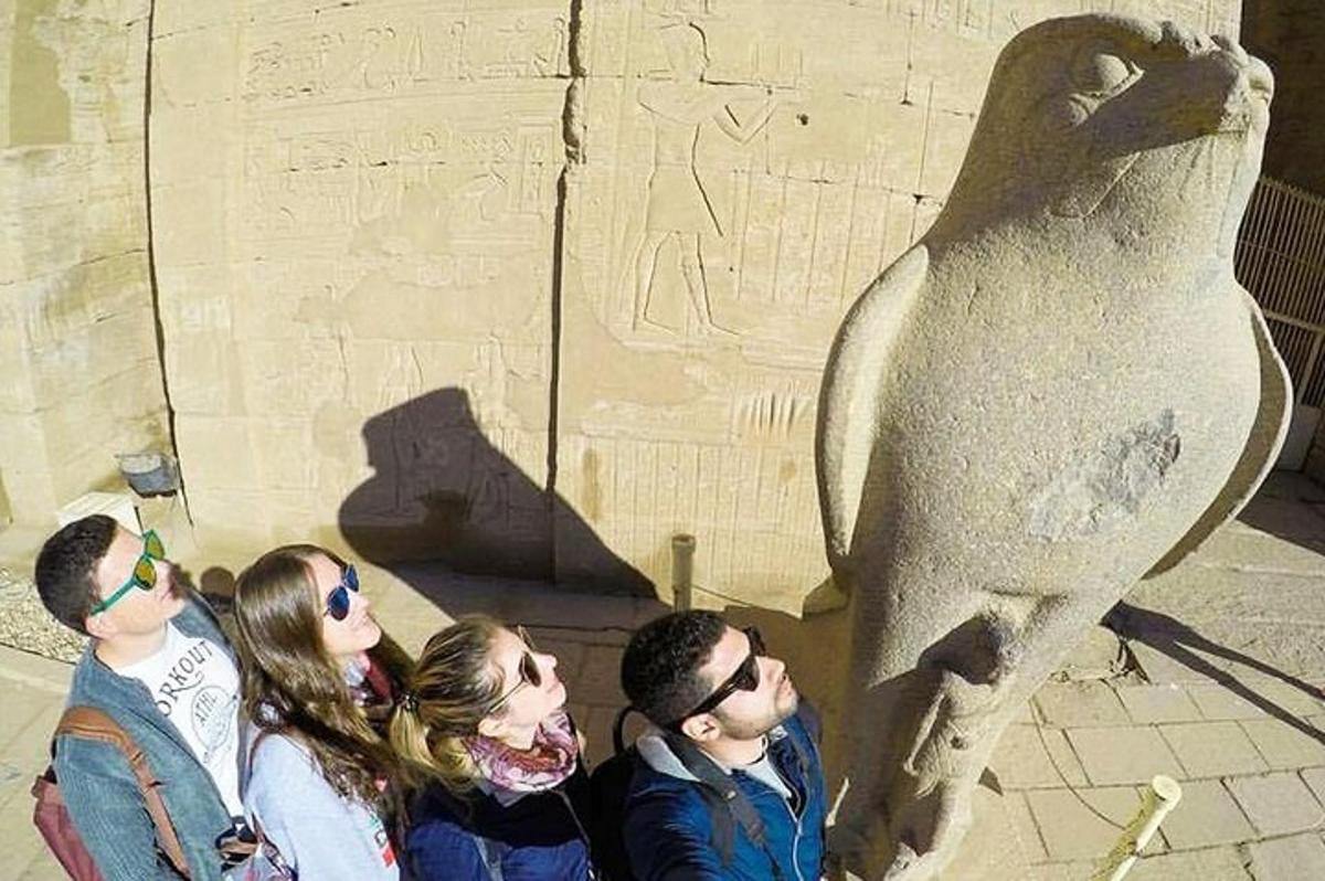 مجموعة من الناس يقفون أمام تمثال