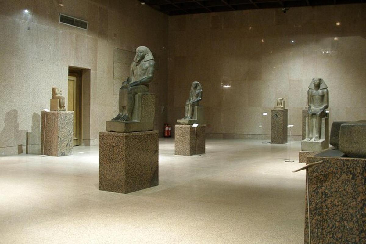 μια ομάδα αγαλμάτων σε ένα δωμάτιο σε ένα μουσείο