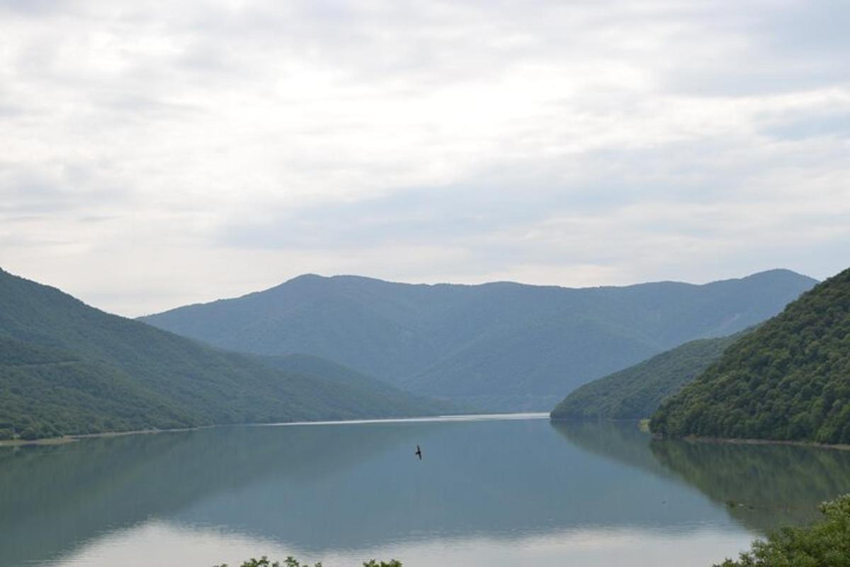 una vista di un lago con le montagne sullo sfondo