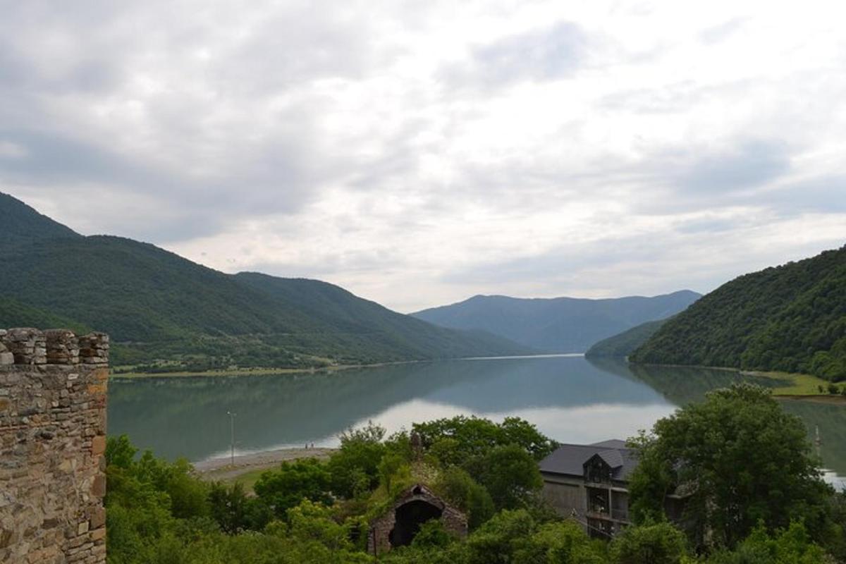 una vista di un lago con le montagne sullo sfondo
