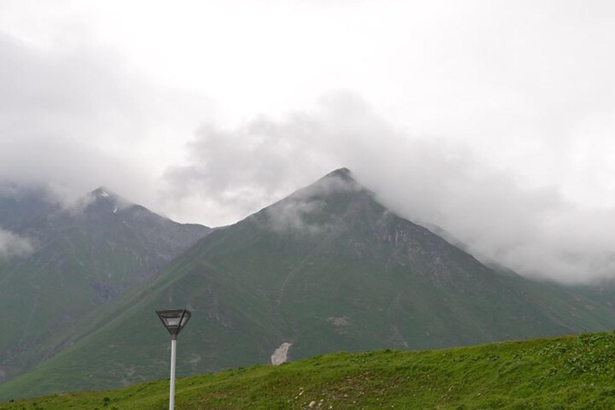 Una montaña con una farola delante