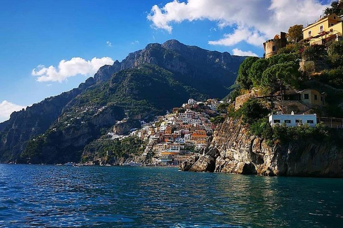 Una vista de un pueblo en una montaña con el agua.