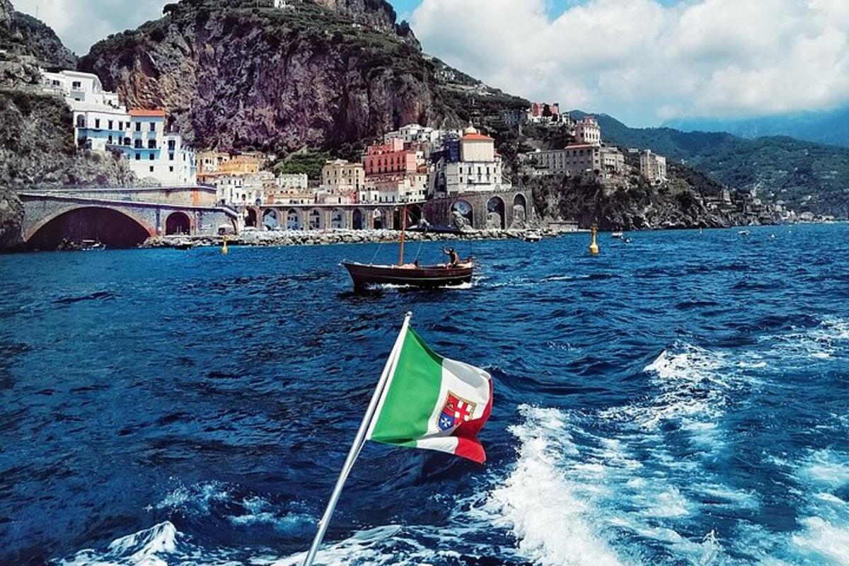 un barco con una bandera en un cuerpo de agua