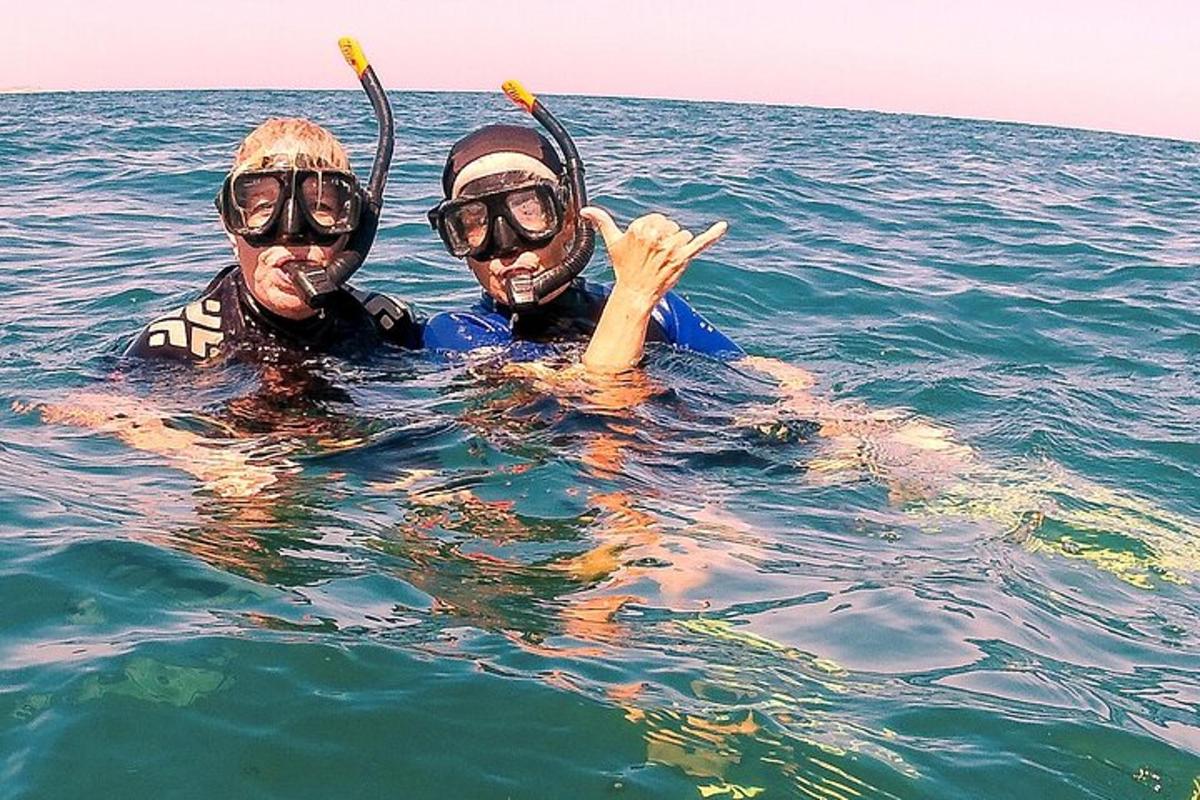 due persone nell'acqua dell'oceano