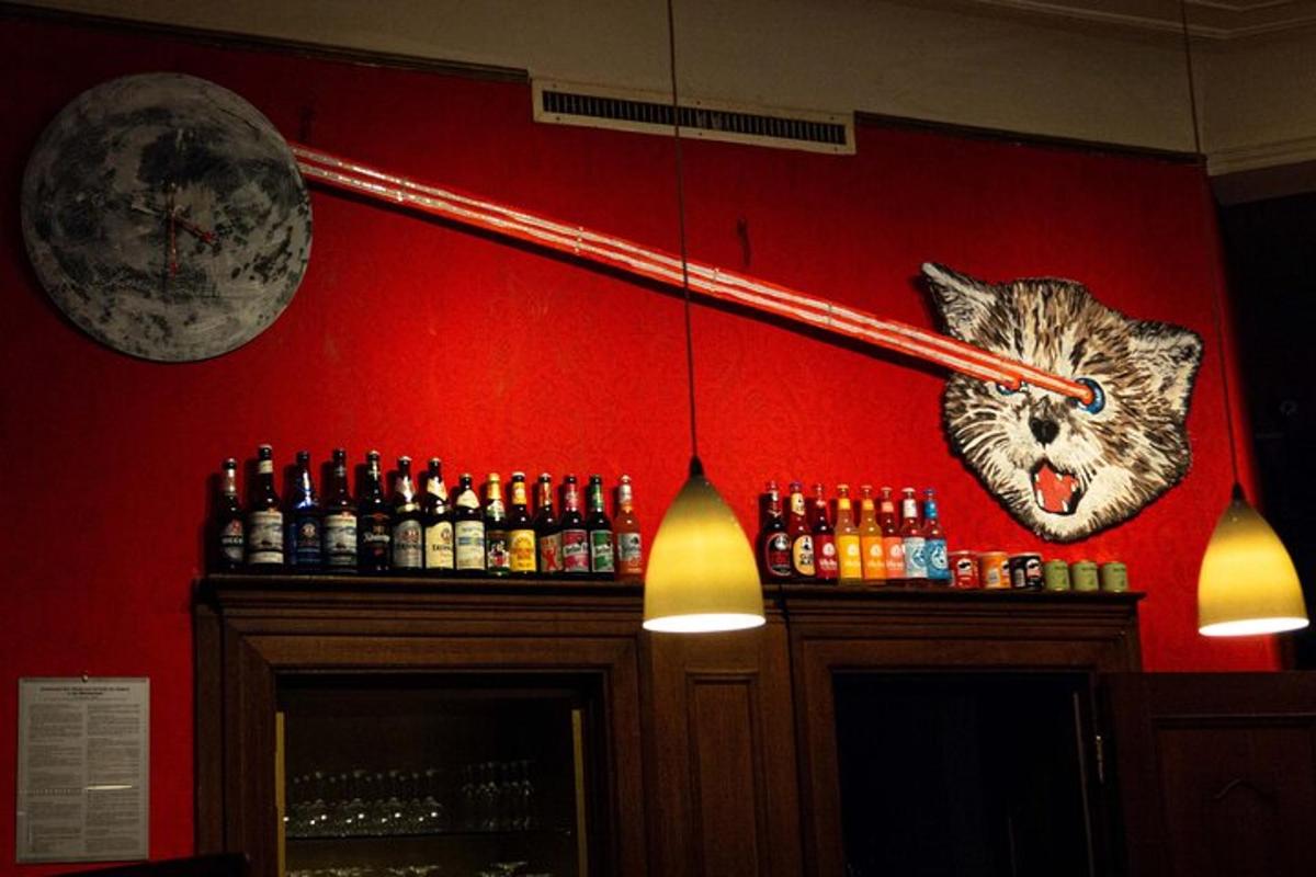 en bar med en rød væg med et baseballbat på