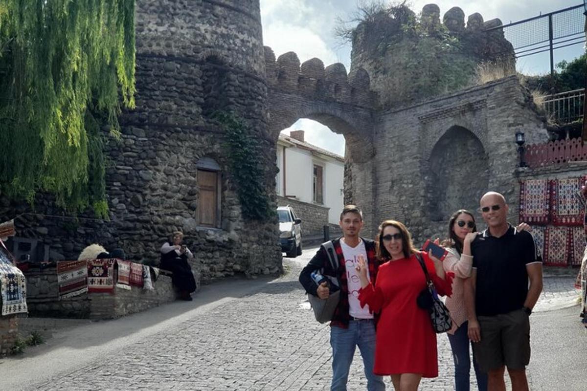 un gruppo di persone in piedi davanti a un castello