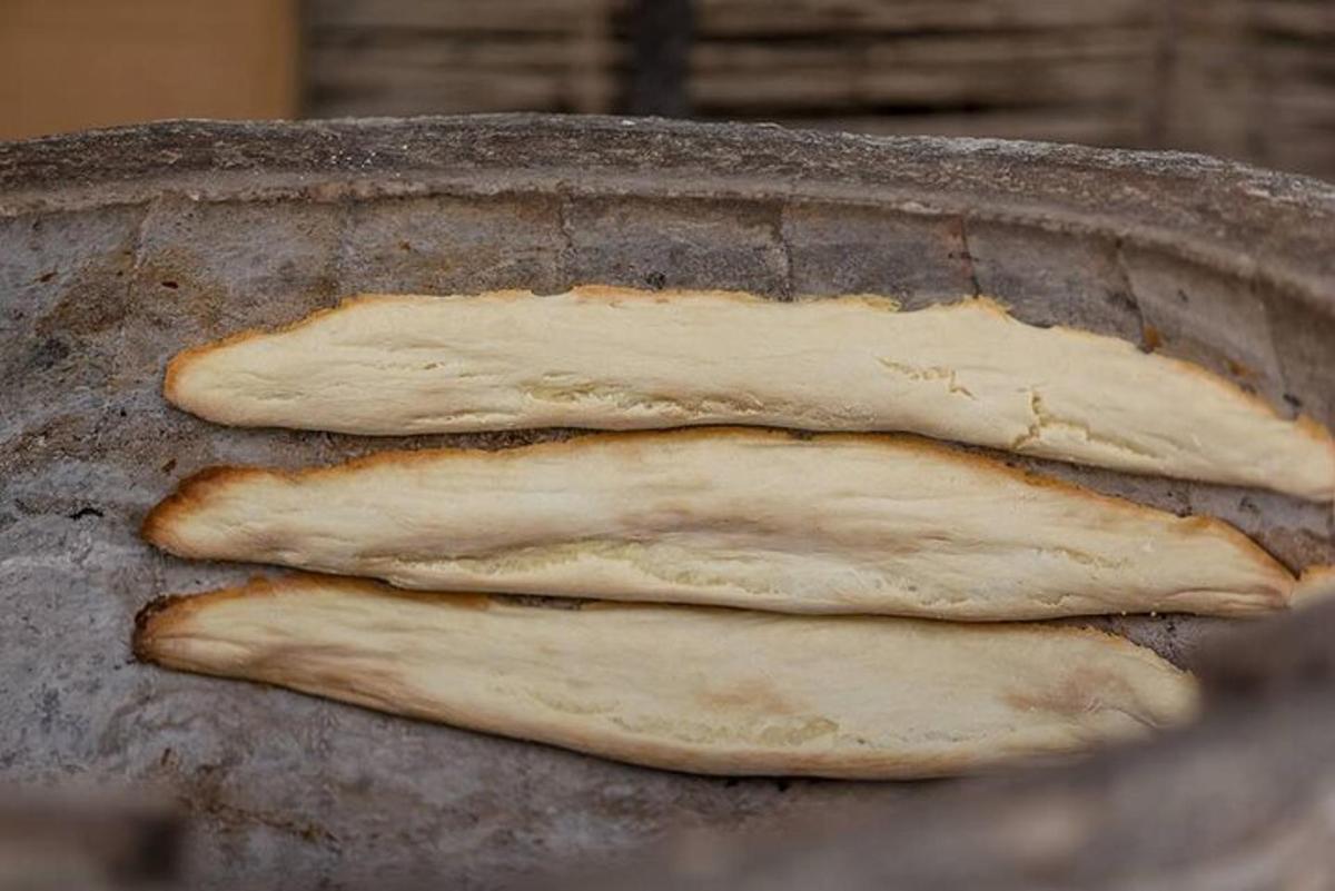 tre fette di pane che cuociono in padella
