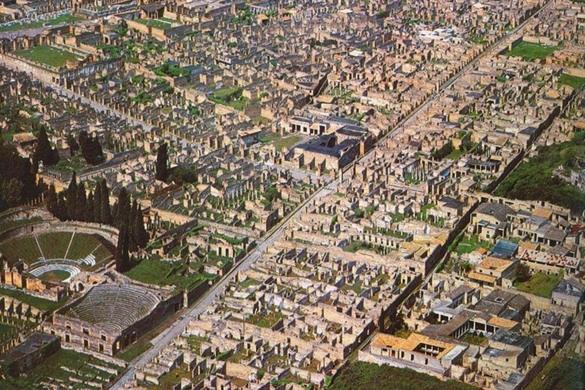una vista aerea di una grande città con edifici