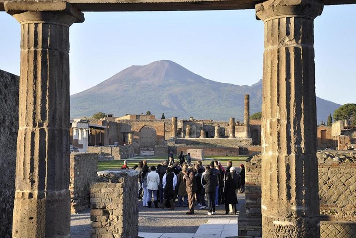 un gruppo di persone che cammina tra le rovine di un edificio
