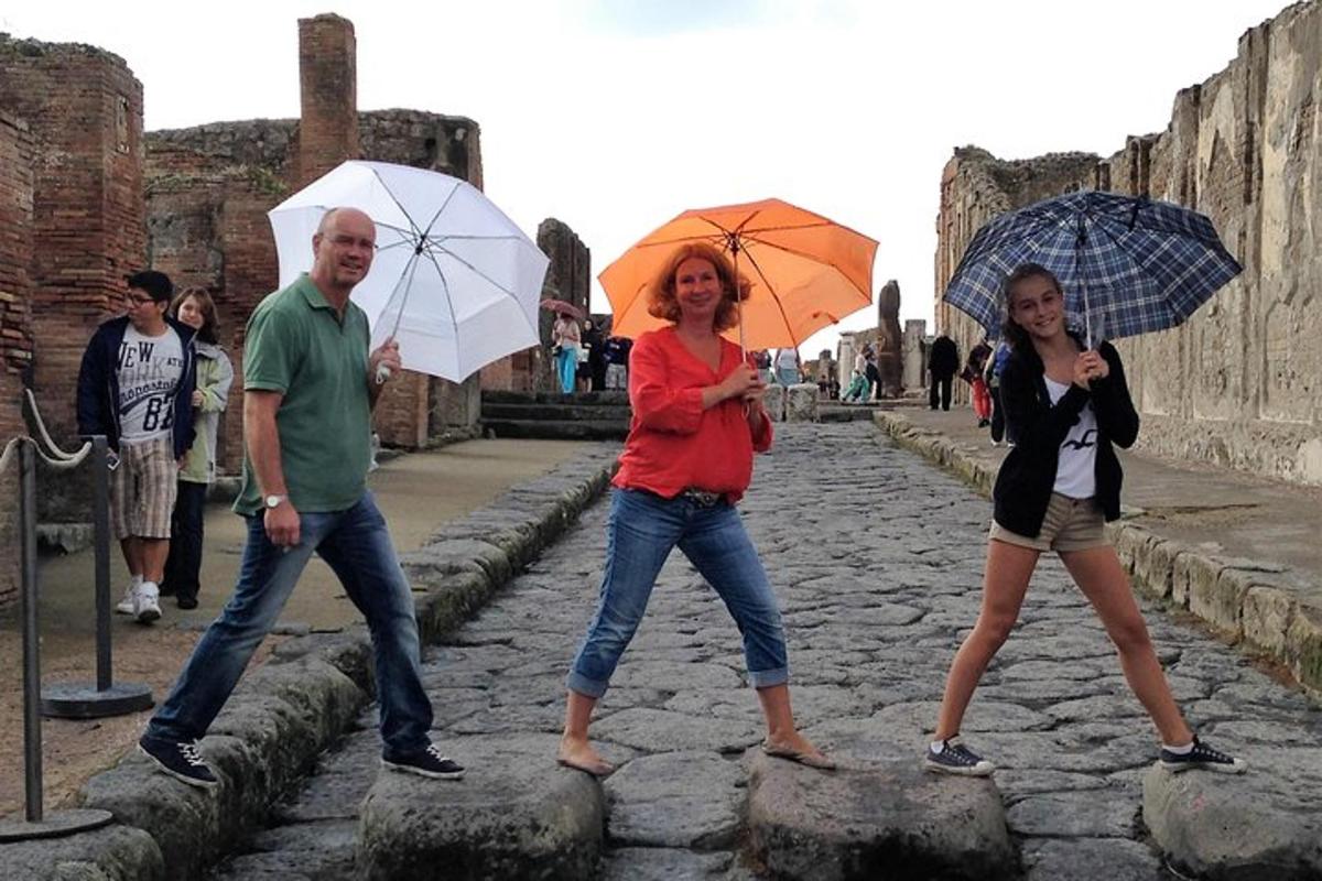 skupina ljudi, ki stojijo na skalah z dežniki