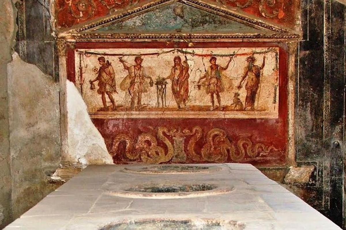 una stanza con un dipinto sul muro con un tavolo