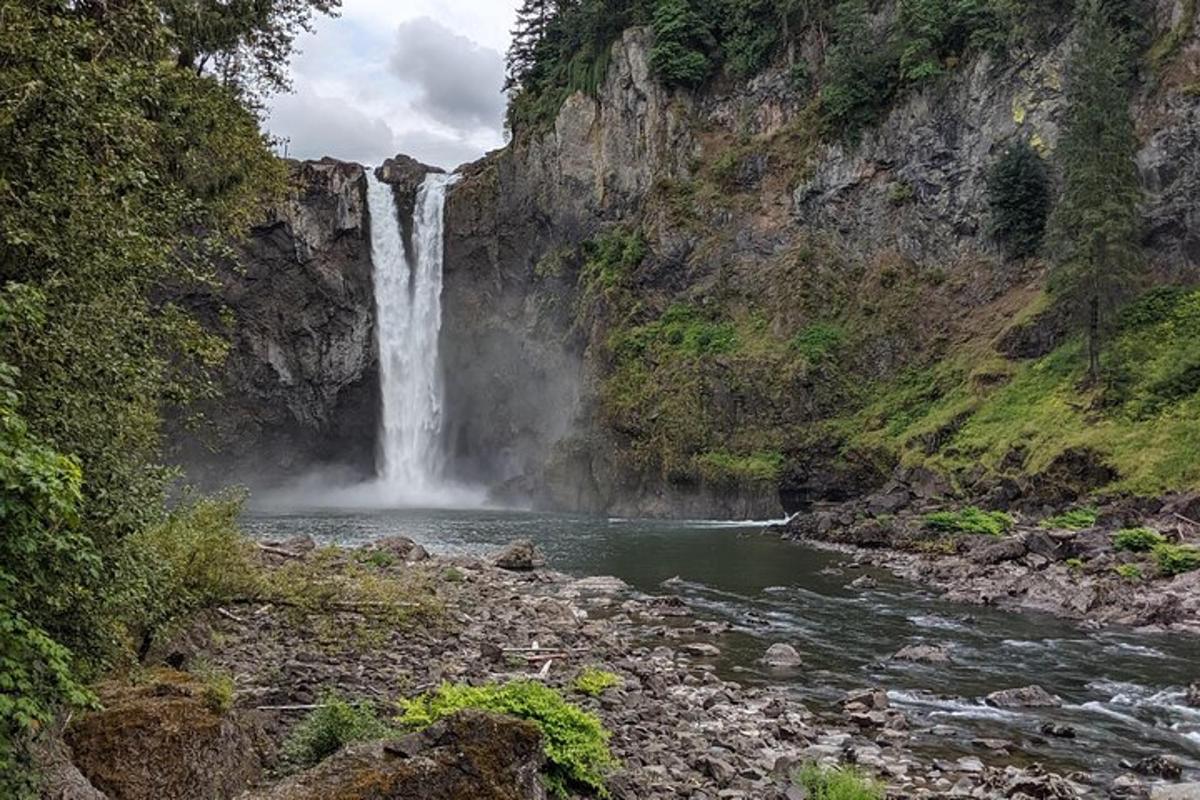 air terjun di sisi gunung dengan sungai