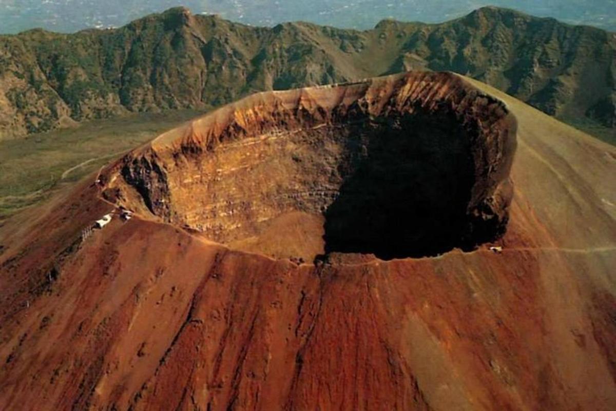 um buraco na encosta de uma montanha