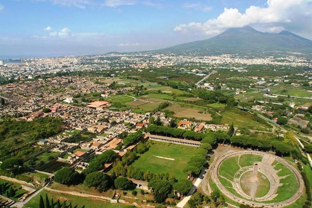 una vista aerea di una città con una montagna sullo sfondo
