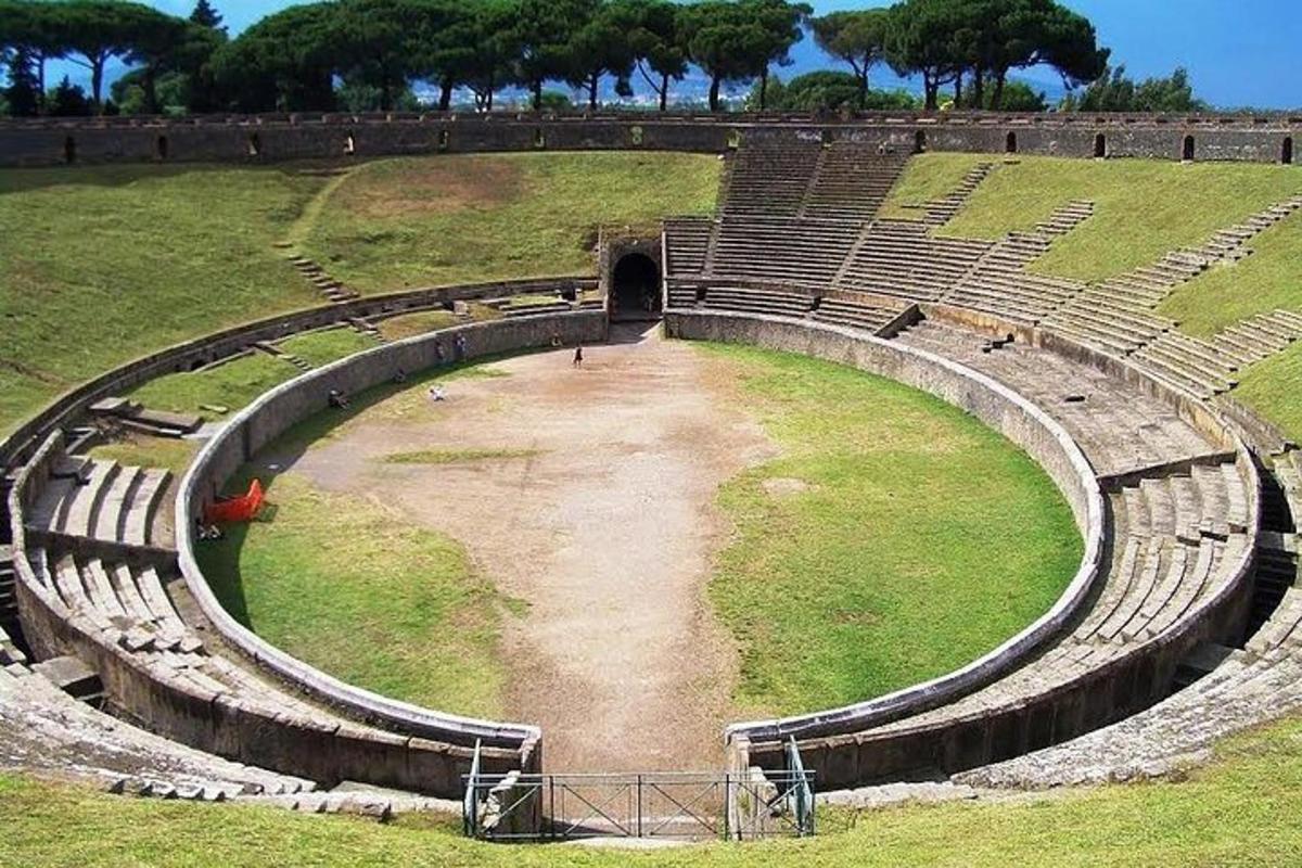 um anfiteatro vazio com um buraco na grama