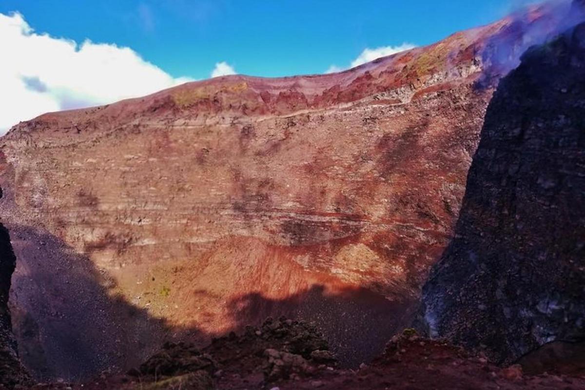 una montagna marrone con un cielo blu sullo sfondo