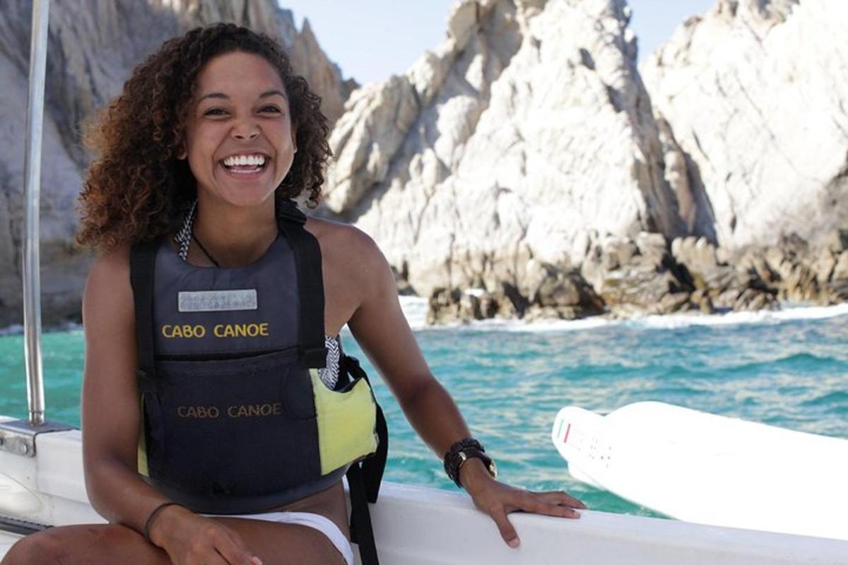 een vrouw zittend op een boot in het water