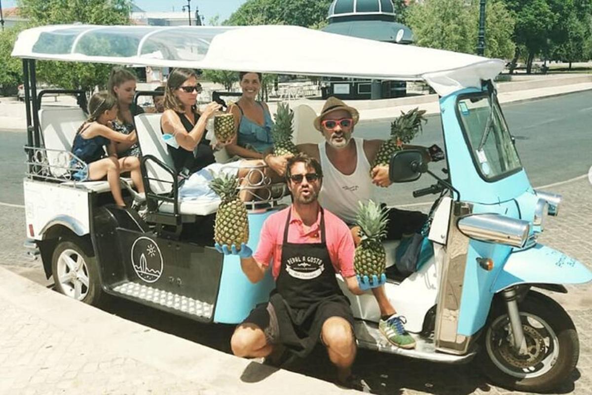 un gruppo di persone sedute su un golf cart