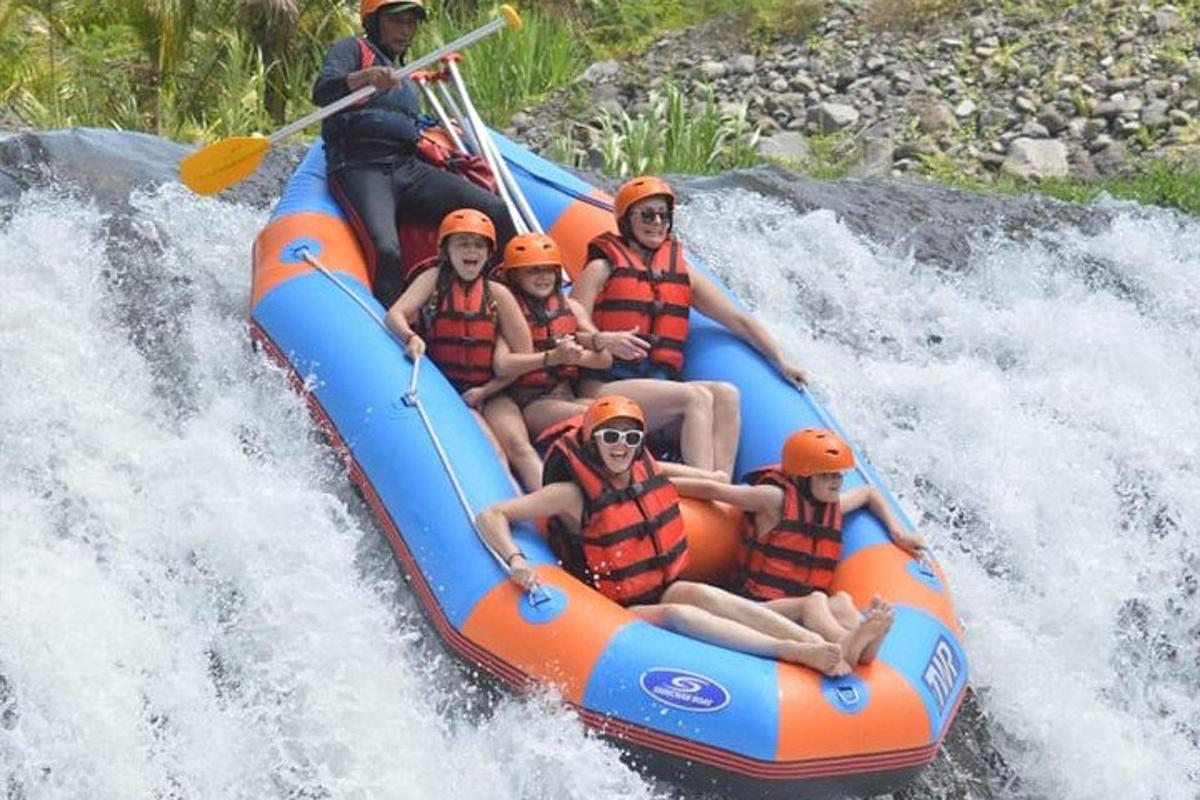 un gruppo di persone su una zattera su un fiume