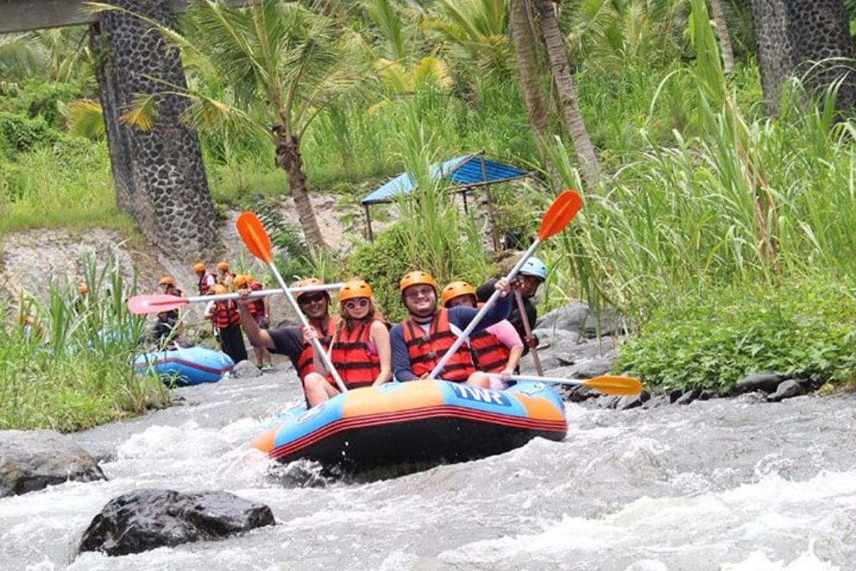 un gruppo di persone sta facendo rafting su un fiume