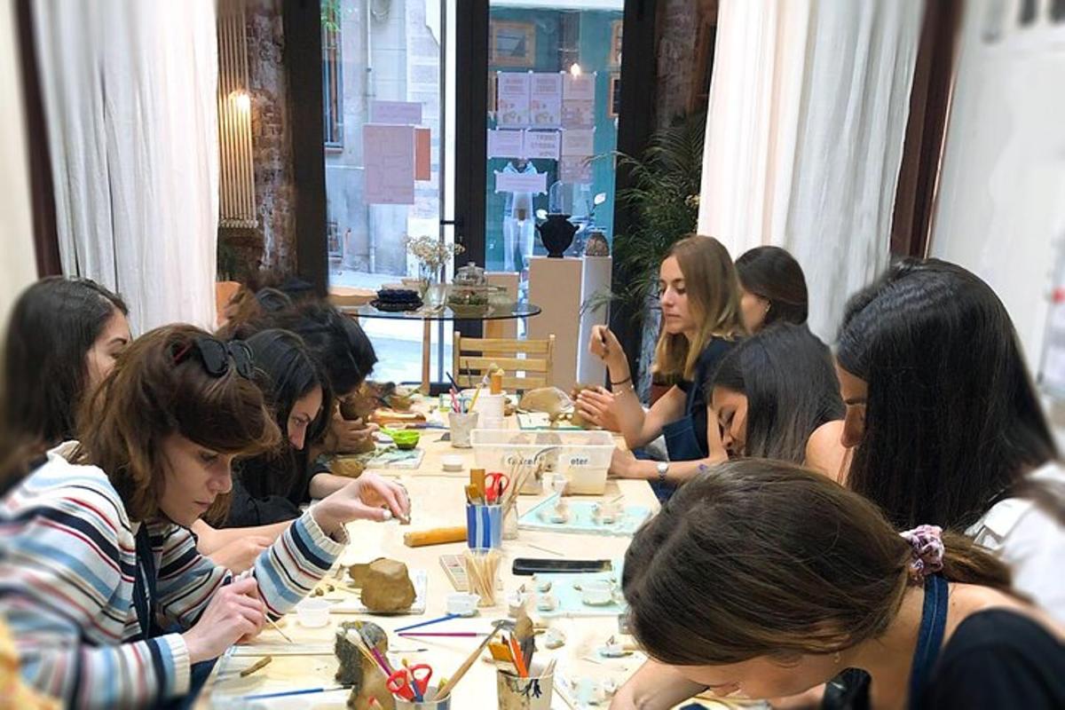 sekumpulan wanita duduk di meja makan makanan