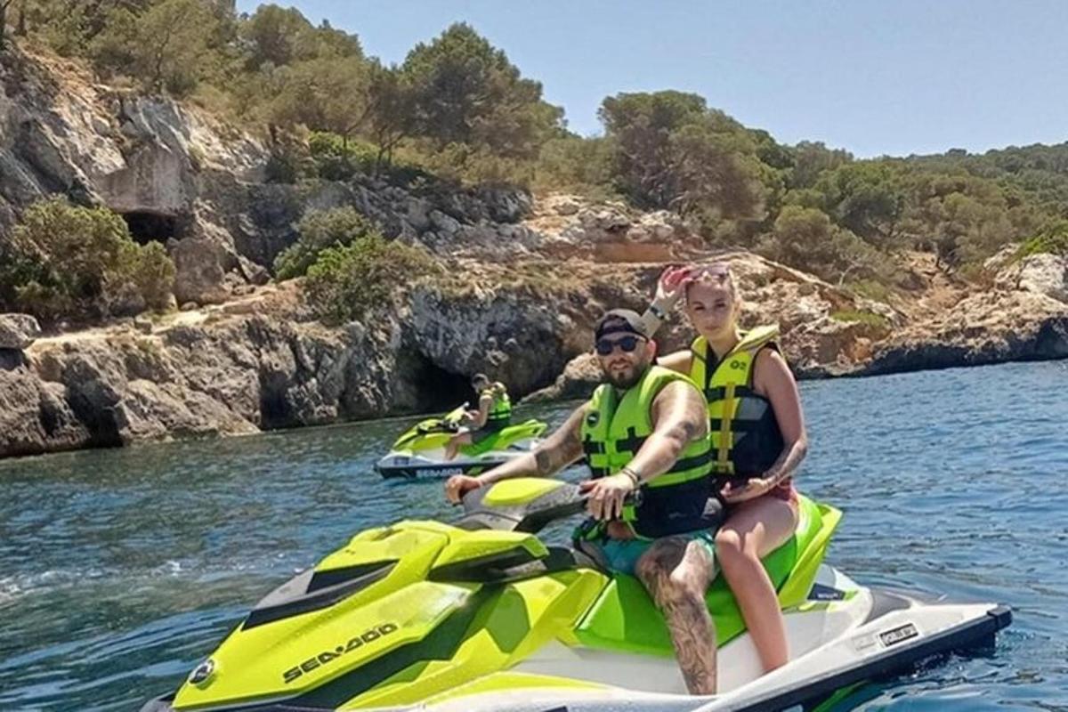 dva lidé sedící na vodním skútru na vodě