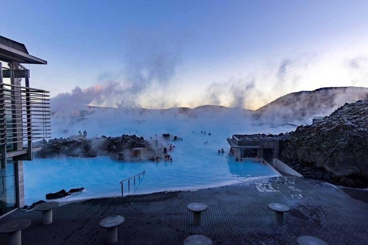 ein Blick auf eine blaue Lagune mit Menschen darin