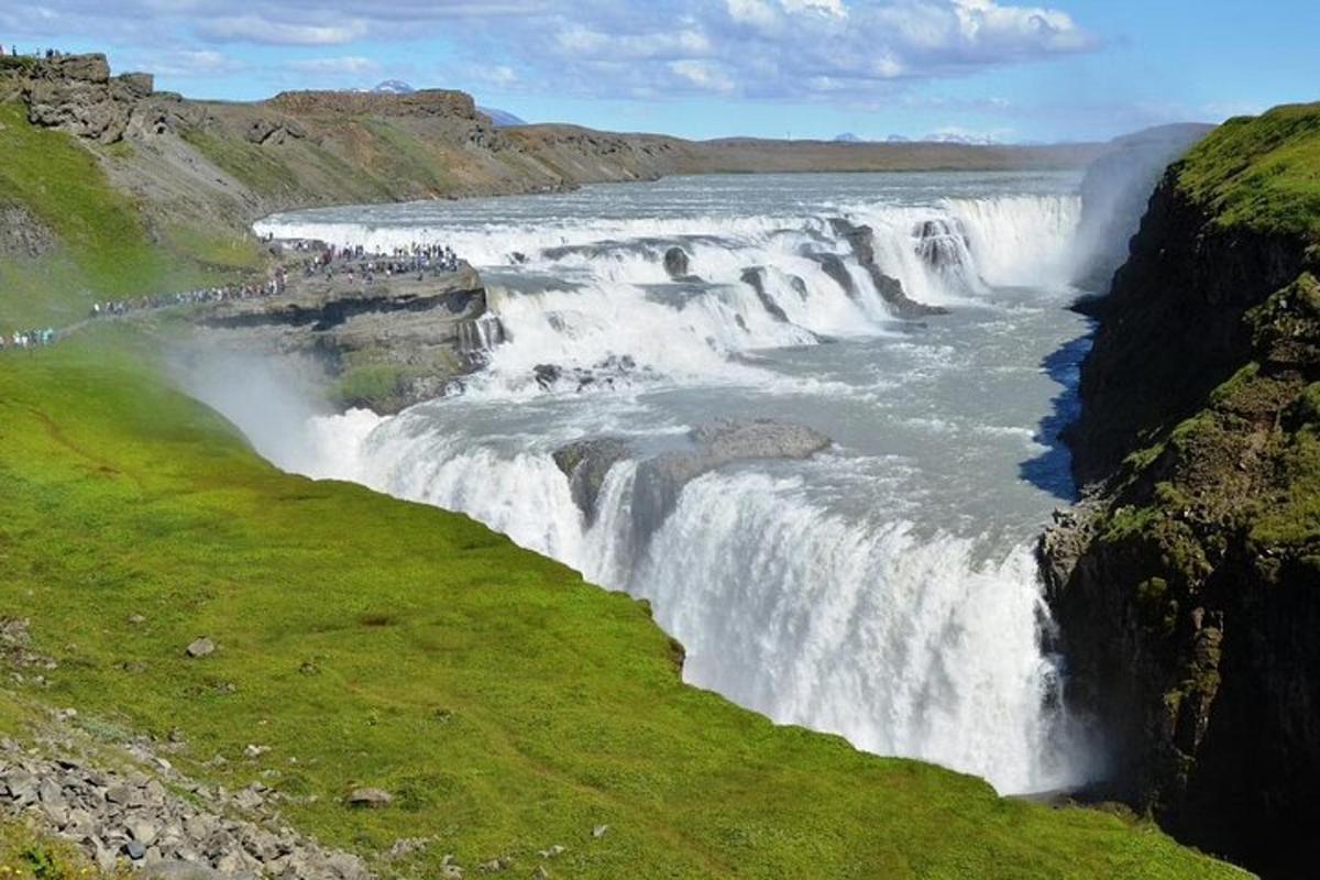 ein Wasserfall mitten in einem Fluss