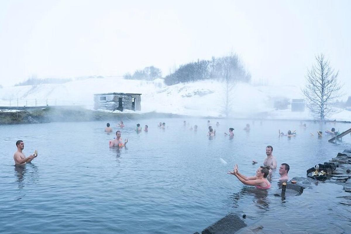 eine Gruppe von Menschen, die im Wasser schwimmen