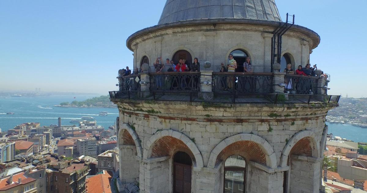 un grup de persones dretes a dalt d'una torre