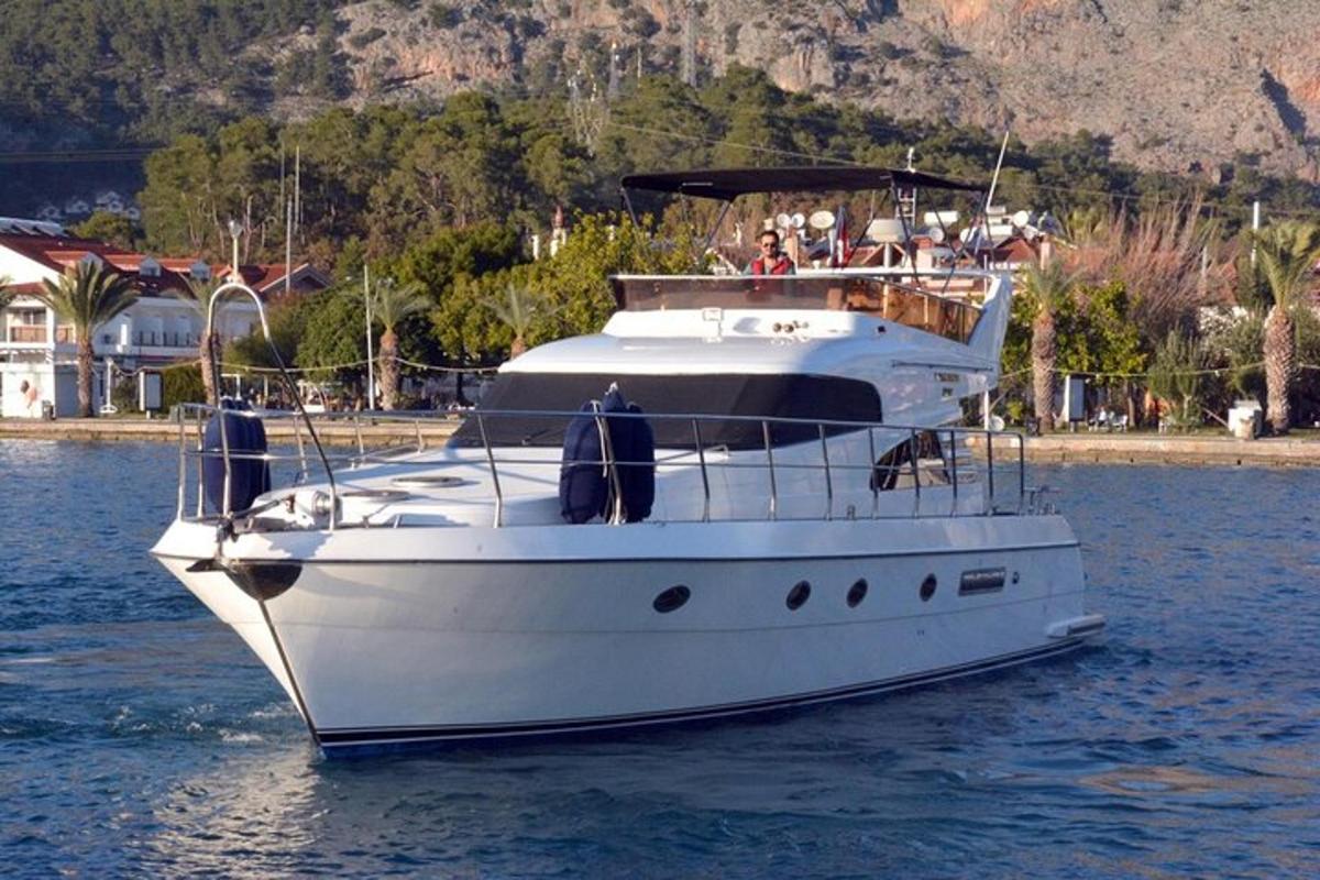 una barca bianca in acqua con persone a bordo