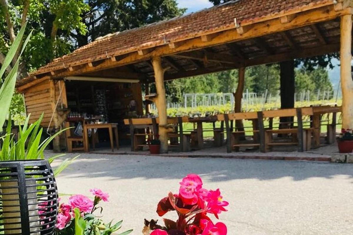 socha osoby sedící před pavilonem
