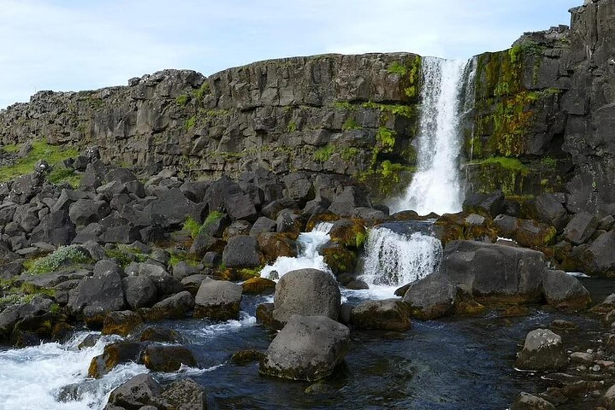 foss á hlið grýtts fjalls