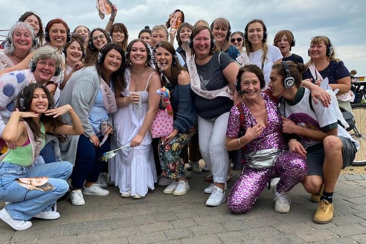 skupina žen pózuje pro fotografii