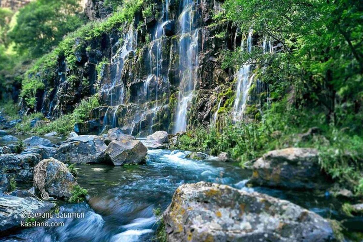 una cascata sul lato di un fiume con rocce