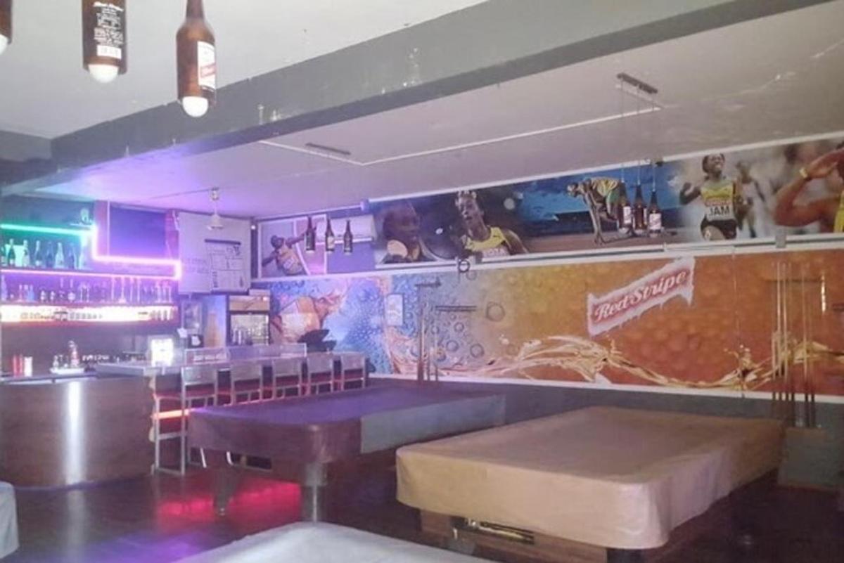 un restaurante con un bar con mesa y sillas
