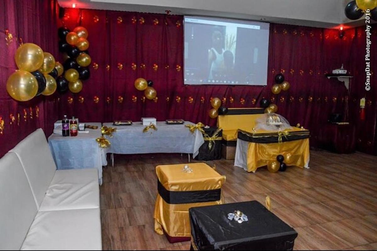 una sala con dos mesas y una pantalla de proyección