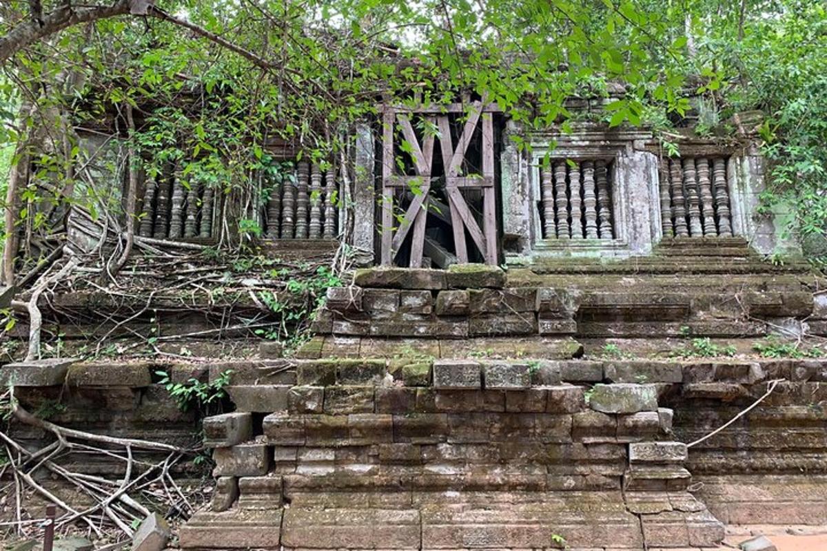 柵と木々のある古い石造りの建物