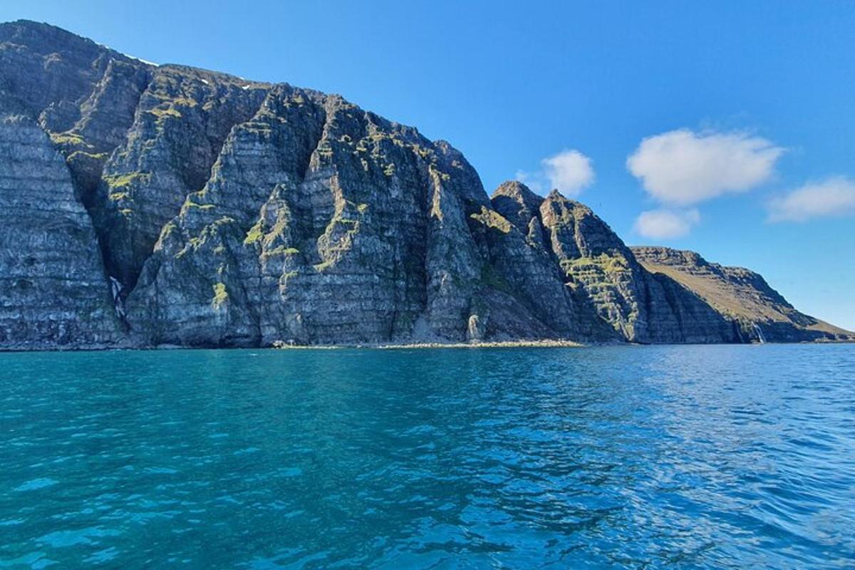 منظر للجبل من الماء