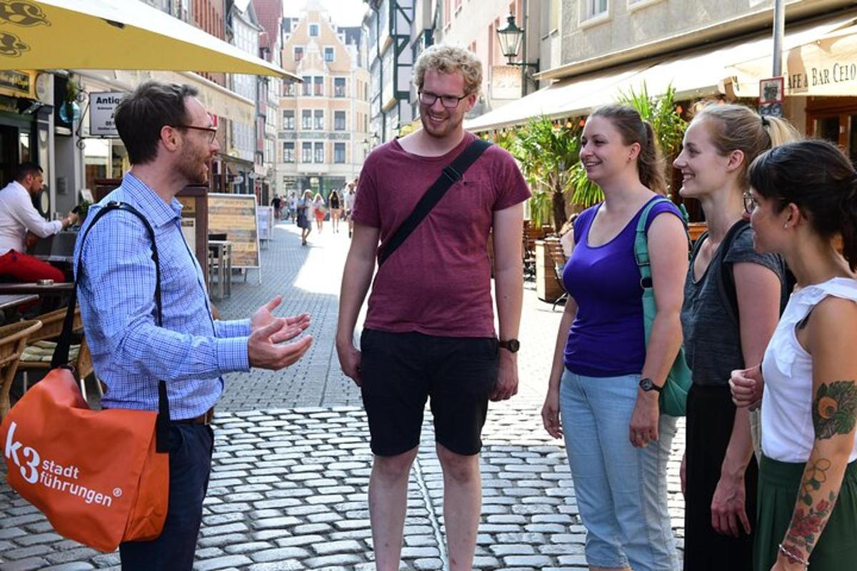 egy csoport ember áll az utcán beszélgetve