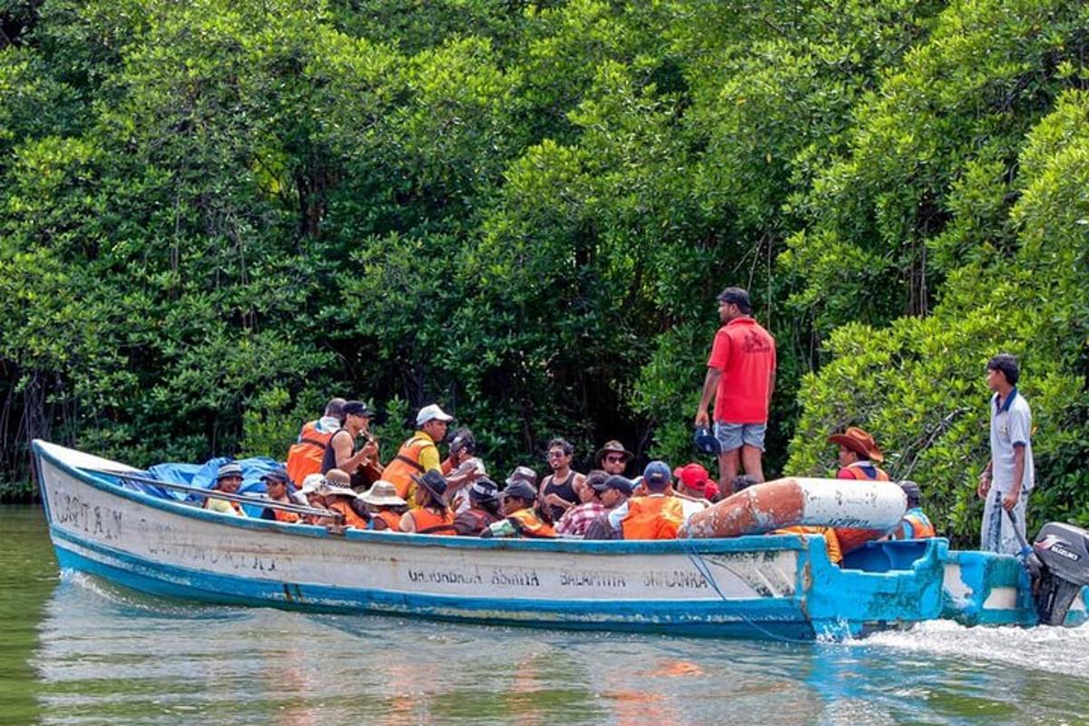 un grupo de personas en un barco en el agua