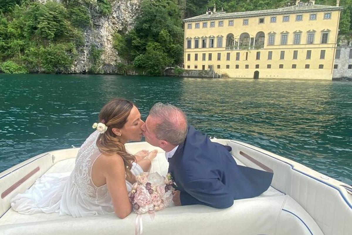 nevesta in ženin, ki se poljubljata v čolnu z dojenčkom