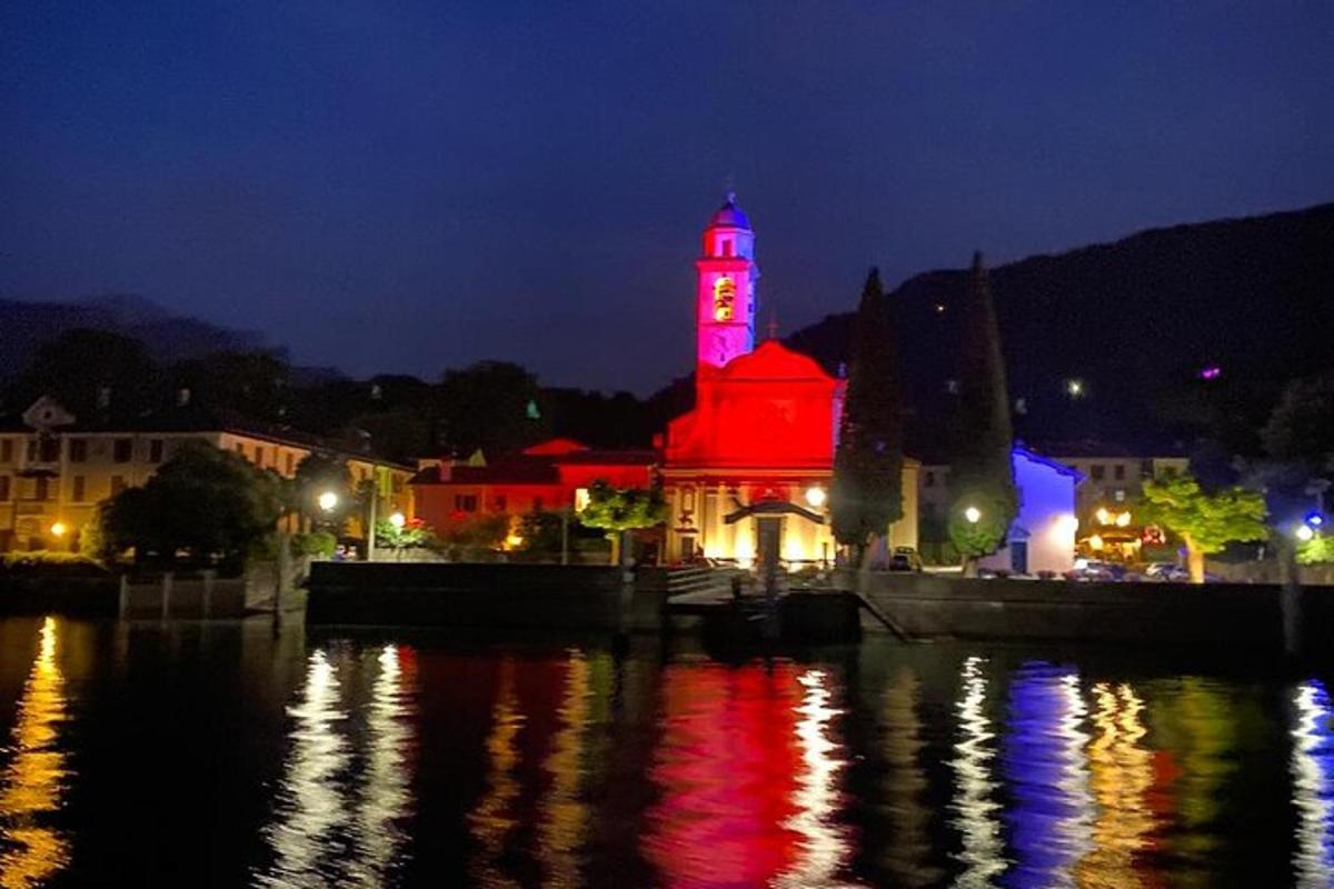 夜晚灯火通明的钟楼建筑