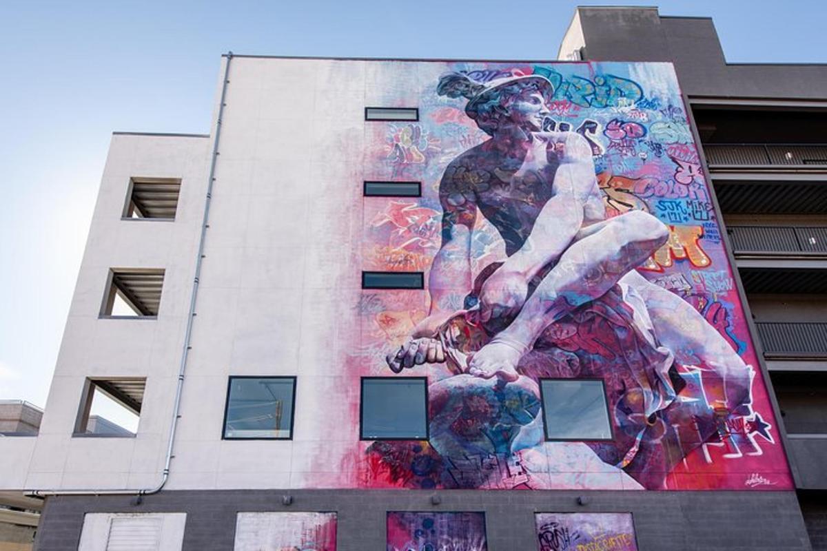 un murale sul lato di un edificio